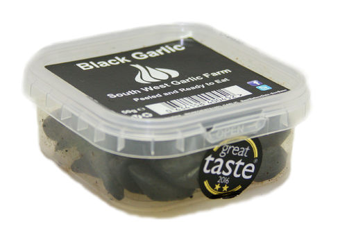 Schwarzer Knoblauch (Black Garlic) geschält